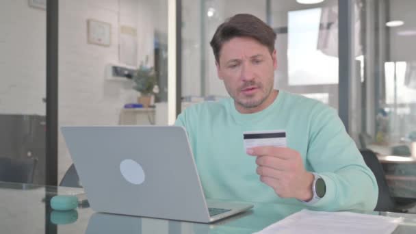 Kreativer Mann Verärgert Über Kreditkartenversagen Zahlung — Stockvideo