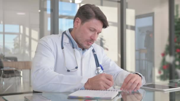 Médico Escribiendo Tratamiento Informe Médico — Vídeo de stock