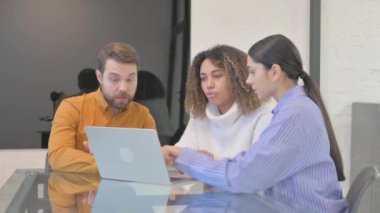 Ofiste dizüstü bilgisayarda çalışan iş adamları