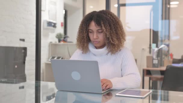 在办公室使用笔记本电脑的非洲妇女 — 图库视频影像