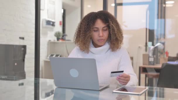 非洲妇女在办公室的笔记本电脑上在线购物 — 图库视频影像