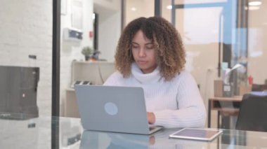 Dizüstü bilgisayar kullanırken Afrikalı Kadın Reddediyor