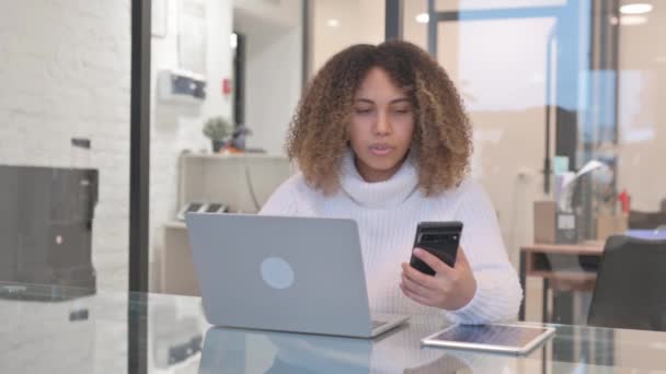Donna Africana Che Lavora Sul Computer Portatile Utilizzando Smartphone — Video Stock