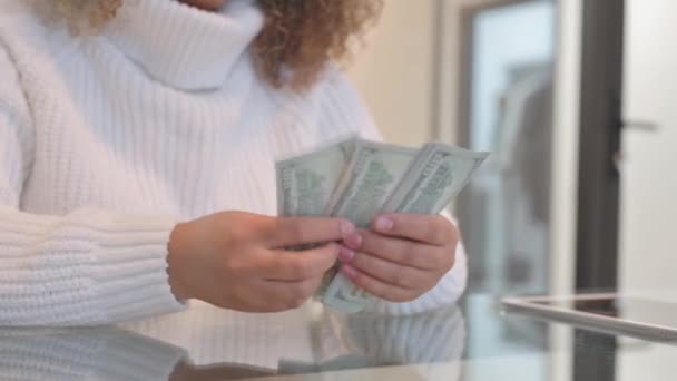 Крупним Планом Жіночі Руки Підраховують Гроші — стокове відео