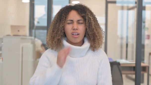 Femme Africaine Inconfortable Avec Mal Dents Bureau — Video