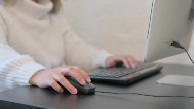 Çalışmak için Bilgisayar Fare Kullanan Kadın El
