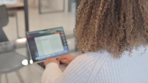 非洲妇女在笔记本电脑上打字的后视镜 — 图库视频影像