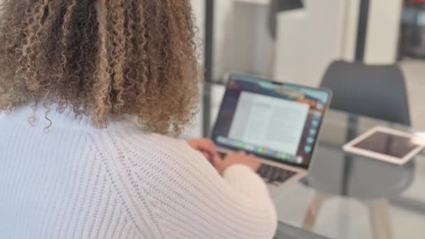 非洲妇女在笔记本电脑上工作的背景图 — 图库视频影像