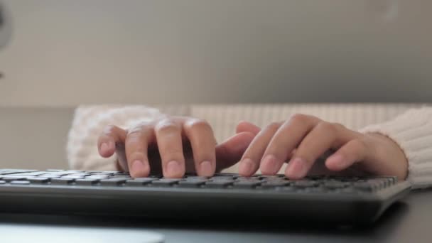 女性手在键盘上打字时的紧闭动作 — 图库视频影像