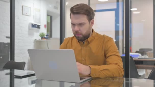 Tosse Empresário Usando Laptop Escritório — Vídeo de Stock