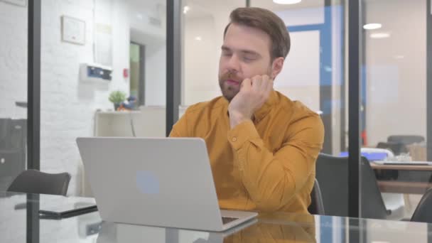 Geschäftsmann Schläft Ein Während Laptop Arbeitet — Stockvideo