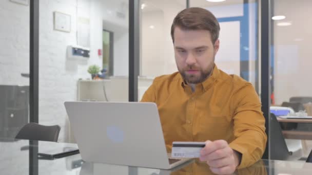 Geschäftsmann Kauft Online Laptop Büro Ein — Stockvideo