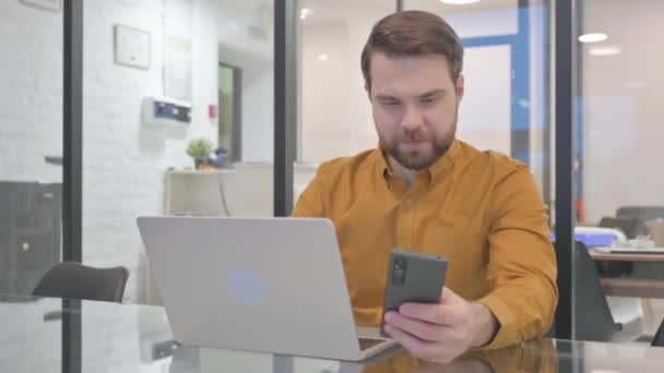 Бизнесмен Работающий Над Ноутбуком Телефоном — стоковое видео