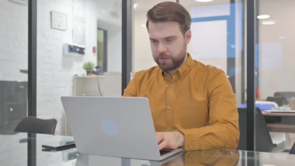 Empresário Apontando Para Câmera Enquanto Trabalhava Laptop — Vídeo de Stock