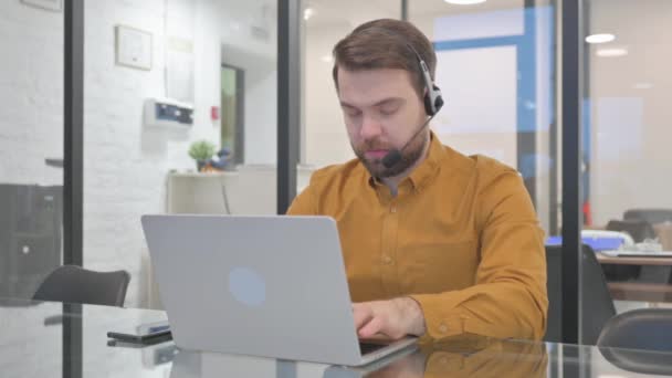 Man Med Headsetet Fungerar Callcenter — Stockvideo