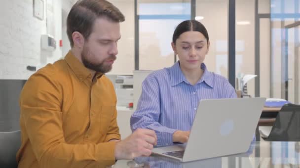 사무실에서 노트북으로 일하는 사업가들 — 비디오