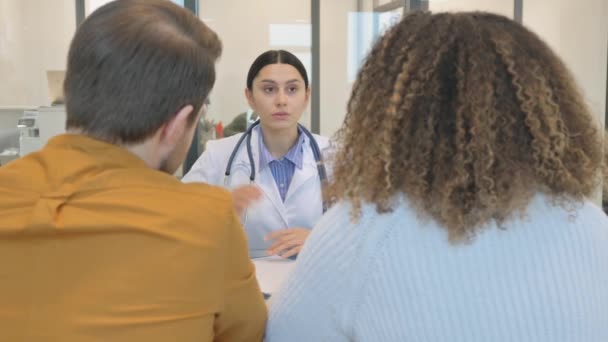 Hispanischer Arzt Teilt Schlechte Ergebnisse Mit Paar — Stockvideo
