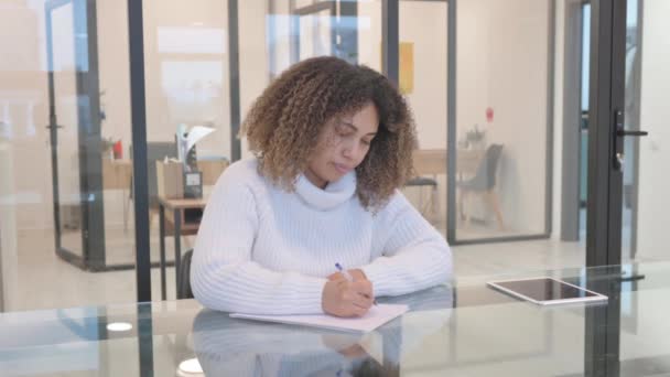 非洲裔美国妇女在办公室写信 — 图库视频影像