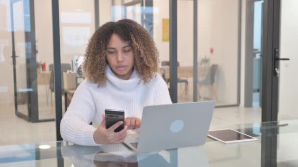 Afroamerykanka Praca Laptopie Korzystanie Smartfona — Wideo stockowe