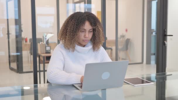 Trött Afroamerikansk Kvinna Lämnar Office Desk — Stockvideo