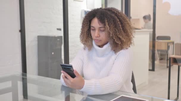 Afroamerykanka Przeglądająca Smartfon Sms — Wideo stockowe