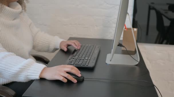 与桌面上鼠标和键盘一起工作的女性 — 图库视频影像