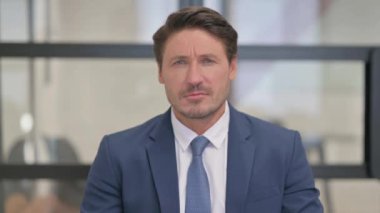 Bilgi Dinlemeye Çalışan Orta Çağ İşadamı Portresi