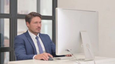 Migreni olan Orta Çağ İşadamı Masaüstünde Çalışıyor