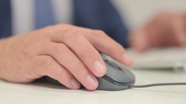 Male Hands 'in Bilgisayar Faresi Kullanımını Kapat