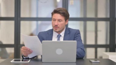 Coşkulu Orta Çağ İşadamı İşyerinde Çoklu Görev Yaparken Başarı Kutlaması