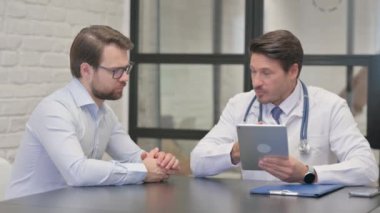 Doktor Hastayla Tedavi Planını Tartışıyor