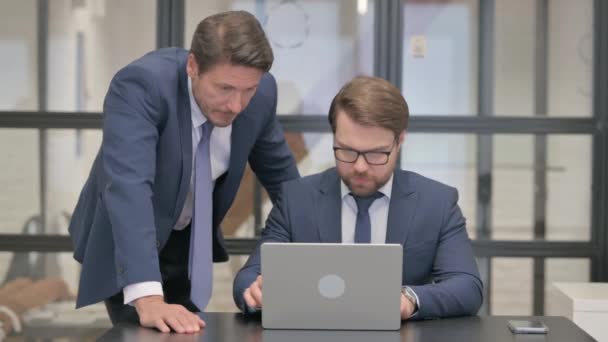 Standing Businessman Helping Teammate While Working Laptop — Video Stock