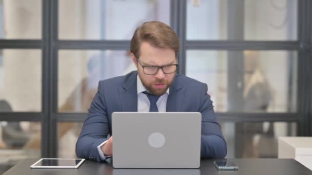 Coughing Young Businessman Using Laptop — Video Stock
