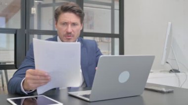 Olgun Yetişkin İş Adamı Belgeler ve Dizüstü Bilgisayarlar Üzerinde Çalışırken Şok Oldu