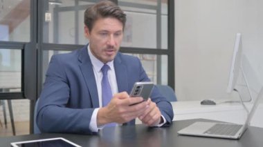 Yetişkin İş Adamı Telefonda Başarı Kutlaması