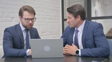 Ofiste Dizüstü bilgisayarda birlikte çalışan iş adamları.