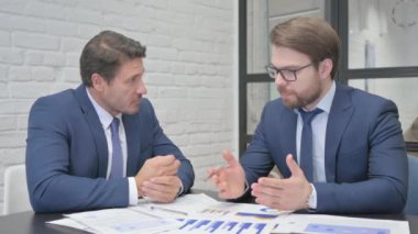 Kızgın İşadamı takım arkadaşıyla toplantıda konuşuyor.