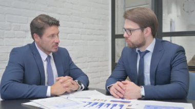 Toplantıda İş Adamları Konuşuyor, Planlıyor