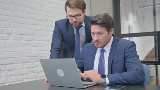 Standing Businessman Helping Partner Work Using Laptop — Video Stock