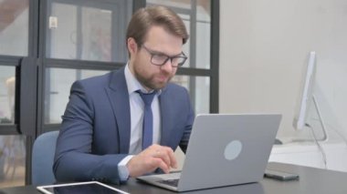 Dizüstü bilgisayarda Genç İşadamı Amigoluk Başarı