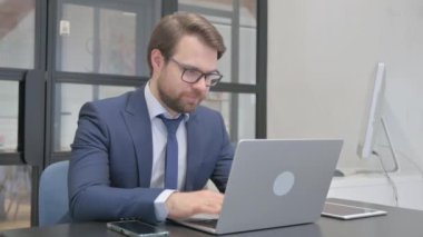 Ofisteki Kameraya Bakan Genç İşadamı 'ndan Baş Parmakla