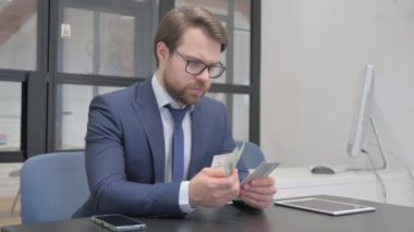 İşadamı İşyerinde Para Sayıyor