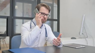 Yetişkin Doktor Hastanedeki Hastayla Telefonda Konuşuyor