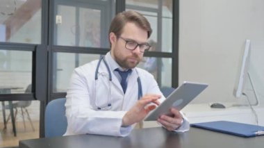 Yetişkin Doktor Hastanedeki Tablette Hastayla Video Sohbeti Yapıyor