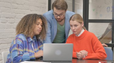 Karışık Irk İnsanları Müşteriyle Video Sohbeti Yapıyor