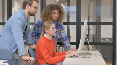 Masaüstünde Çalışan Karışık Irk İnsanları