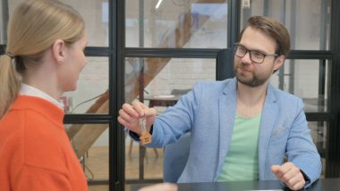 Erkek Ofisteki Kadına Ev Anahtarı Veriyor