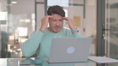 Depresyondaki adamın işte başı ağrıyor, migren.