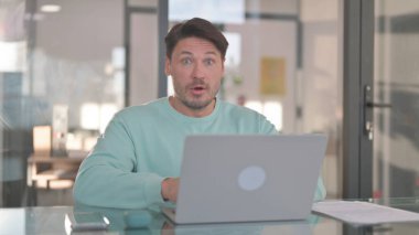 Şaşırmış Adam İşyerinde Huşu içinde Merak Ediyor