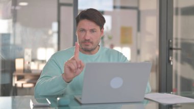 Laptop Kullanılırken Adamın Reddedilmesi